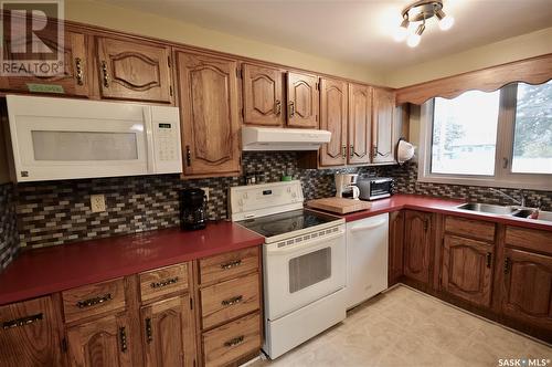 32 Stewart Avenue, Saskatoon, SK - Indoor Photo Showing Kitchen With Double Sink