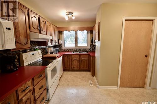 32 Stewart Avenue, Saskatoon, SK - Indoor Photo Showing Kitchen With Double Sink