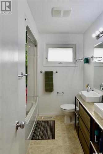 32 Stewart Avenue, Saskatoon, SK - Indoor Photo Showing Bathroom