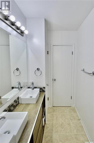 32 Stewart Avenue, Saskatoon, SK - Indoor Photo Showing Bathroom