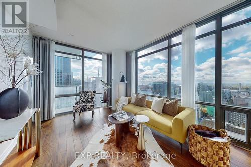 3203 - 38 Grenville Street, Toronto, ON - Indoor Photo Showing Living Room