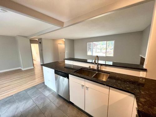 100 Glenview Crescent, Princeton, BC - Indoor Photo Showing Kitchen With Double Sink