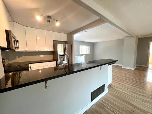 100 Glenview Crescent, Princeton, BC - Indoor Photo Showing Kitchen