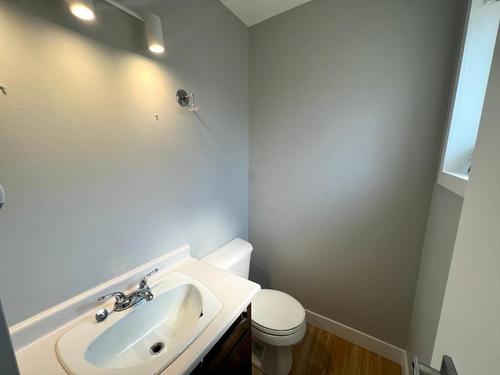 100 Glenview Crescent, Princeton, BC - Indoor Photo Showing Bathroom