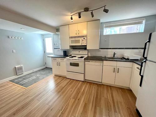 100 Glenview Crescent, Princeton, BC - Indoor Photo Showing Kitchen