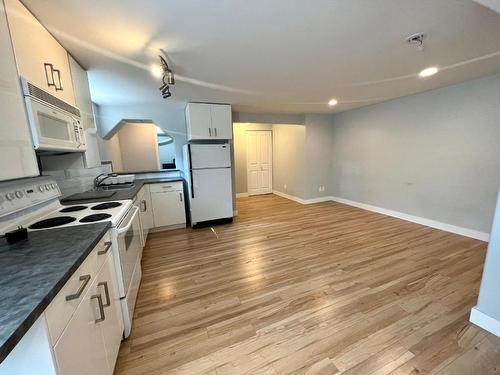 100 Glenview Crescent, Princeton, BC - Indoor Photo Showing Kitchen