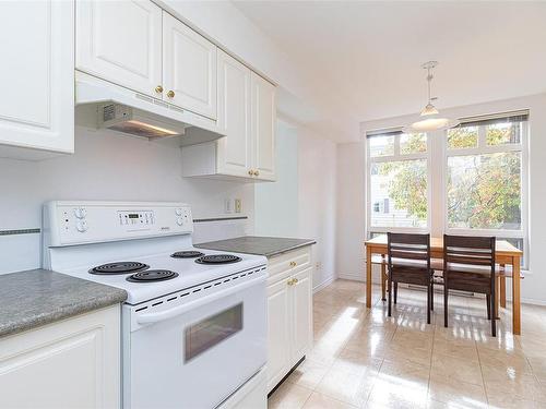 204-1663 Mckenzie Ave, Saanich, BC - Indoor Photo Showing Kitchen