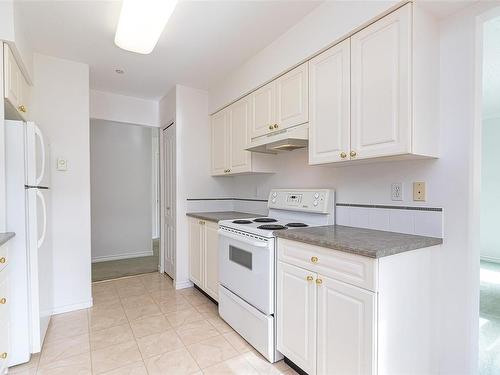 204-1663 Mckenzie Ave, Saanich, BC - Indoor Photo Showing Kitchen