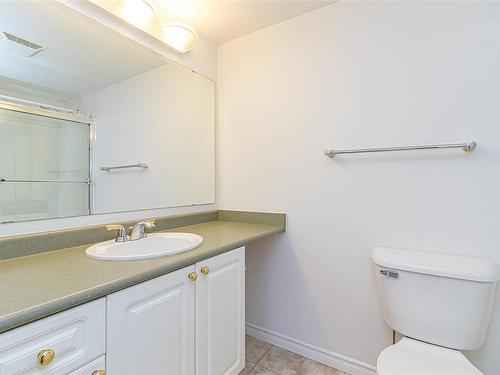 204-1663 Mckenzie Ave, Saanich, BC - Indoor Photo Showing Bathroom