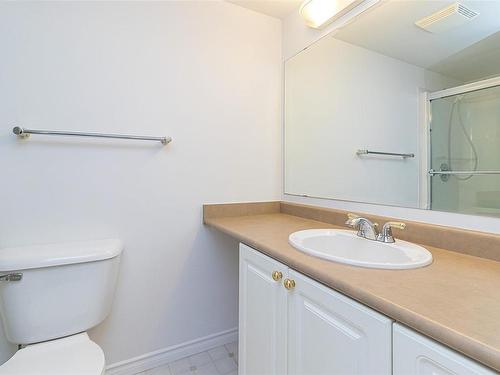 204-1663 Mckenzie Ave, Saanich, BC - Indoor Photo Showing Bathroom