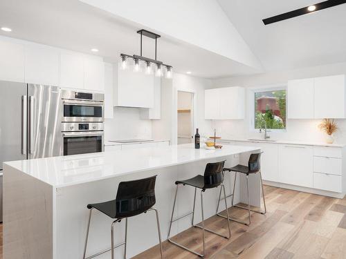 Kitchen - 80 Rue Somerset, Baie-D'Urfé, QC - Indoor Photo Showing Kitchen With Upgraded Kitchen