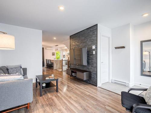 Salon - 658 Rue Blain, Saint-Amable, QC - Indoor Photo Showing Living Room With Fireplace