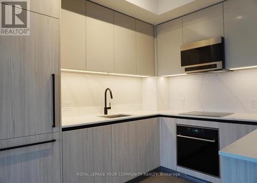 821 - 425 Front Street E, Toronto, ON - Indoor Photo Showing Kitchen