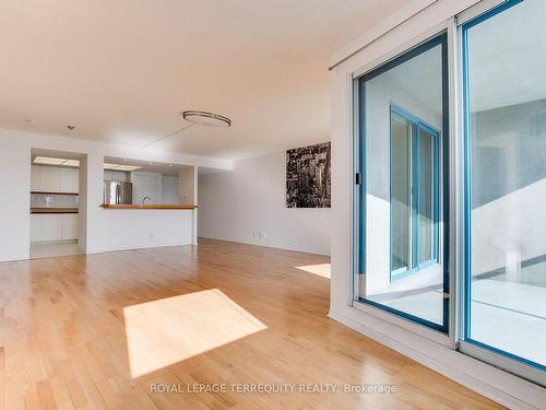 2812-77 Harbour Sq, Toronto, ON - Indoor Photo Showing Living Room