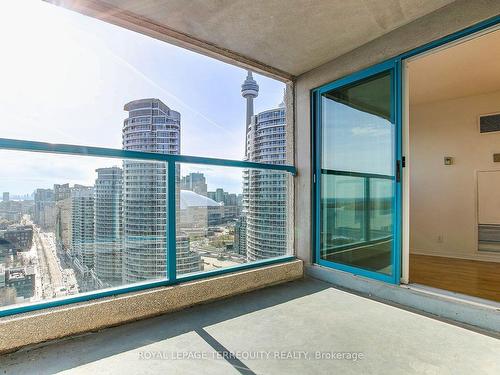 2812-77 Harbour Sq, Toronto, ON -  With Exterior