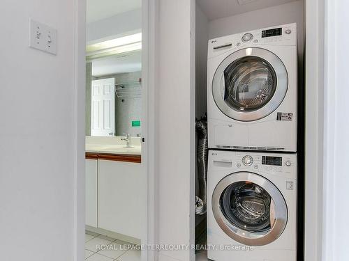 2812-77 Harbour Sq, Toronto, ON - Indoor Photo Showing Laundry Room