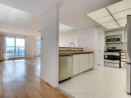 2812-77 Harbour Sq, Toronto, ON - Indoor Photo Showing Kitchen