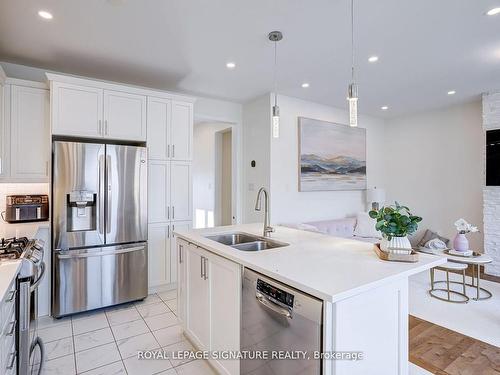 1425 Sycamore Gdns, Milton, ON - Indoor Photo Showing Kitchen With Double Sink With Upgraded Kitchen