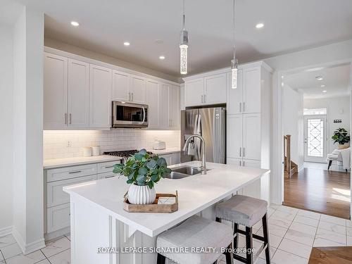 1425 Sycamore Gdns, Milton, ON - Indoor Photo Showing Kitchen With Double Sink With Upgraded Kitchen