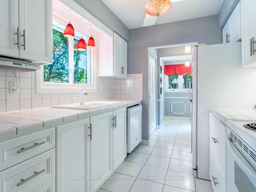 558 Elwood Rd, Burlington, ON - Indoor Photo Showing Kitchen