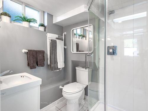 558 Elwood Rd, Burlington, ON - Indoor Photo Showing Bathroom