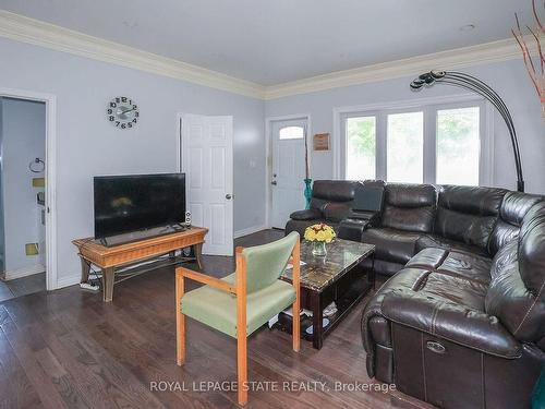 344 Barton St, Hamilton, ON - Indoor Photo Showing Living Room