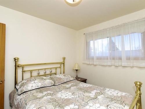 229 Evans Street, Thunder Bay, ON - Indoor Photo Showing Bedroom