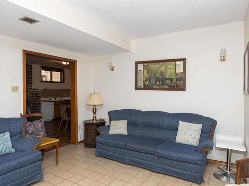 229 Evans Street, Thunder Bay, ON - Indoor Photo Showing Living Room