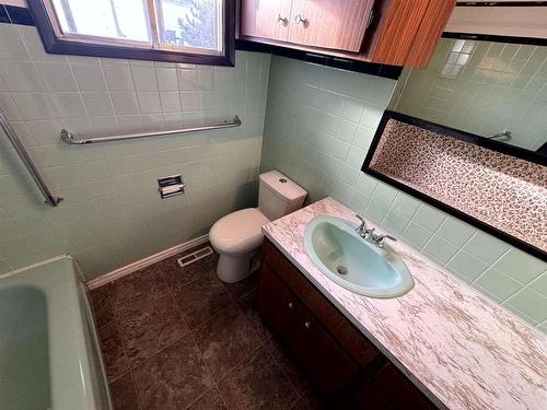 525 Mcbain Street, Thunder Bay, ON - Indoor Photo Showing Bathroom