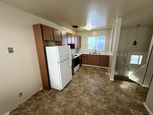 525 Mcbain Street, Thunder Bay, ON - Indoor Photo Showing Kitchen With Double Sink