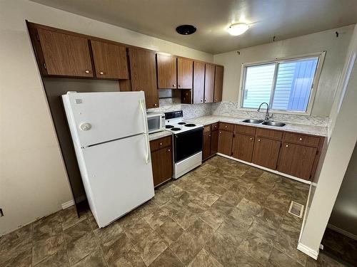 525 Mcbain Street, Thunder Bay, ON - Indoor Photo Showing Kitchen With Double Sink