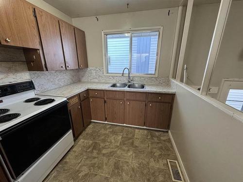 525 Mcbain Street, Thunder Bay, ON - Indoor Photo Showing Kitchen With Double Sink