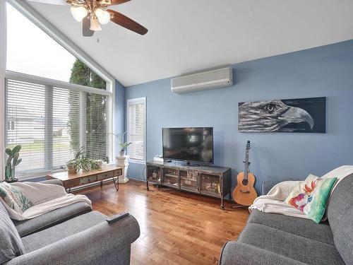 Salon - 160 Rue Hogue, Sainte-Anne-Des-Plaines, QC - Indoor Photo Showing Living Room