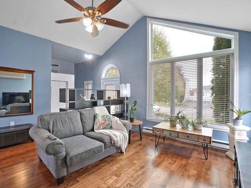 Salon - 160 Rue Hogue, Sainte-Anne-Des-Plaines, QC - Indoor Photo Showing Living Room