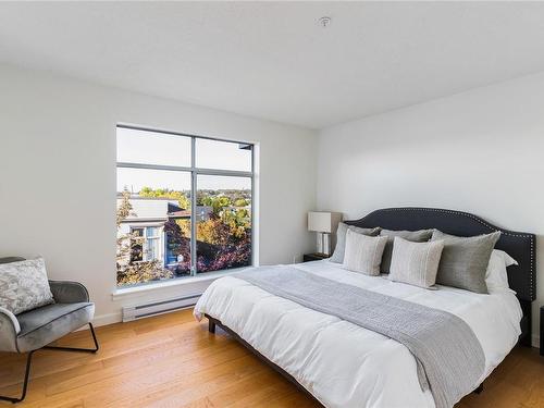 401-2511 Quadra St, Victoria, BC - Indoor Photo Showing Bedroom