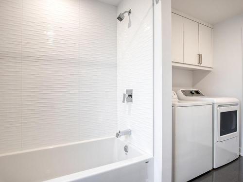 Bathroom - 202-3425 Rue William-Notman, Longueuil (Le Vieux-Longueuil), QC - Indoor Photo Showing Laundry Room