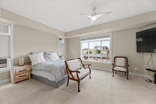 204-3865 Truswell Road, Kelowna, BC - Indoor Photo Showing Bedroom