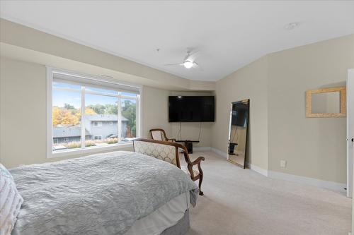 204-3865 Truswell Road, Kelowna, BC - Indoor Photo Showing Bedroom