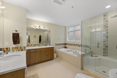 204-3865 Truswell Road, Kelowna, BC - Indoor Photo Showing Bathroom