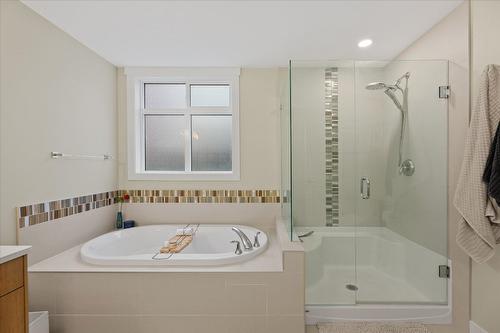 204-3865 Truswell Road, Kelowna, BC - Indoor Photo Showing Bathroom