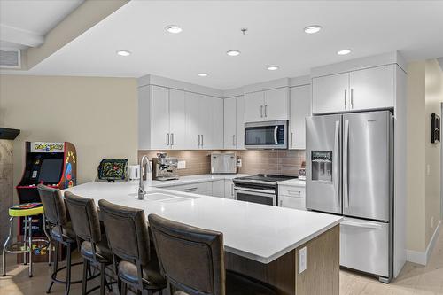 204-3865 Truswell Road, Kelowna, BC - Indoor Photo Showing Kitchen