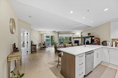 204-3865 Truswell Road, Kelowna, BC - Indoor Photo Showing Kitchen