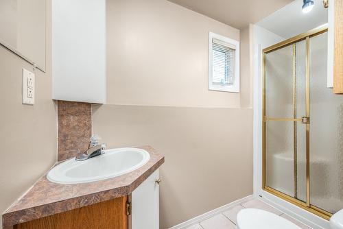 1206 39B Avenue, Vernon, BC - Indoor Photo Showing Bathroom