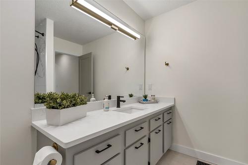 303-2100 43 Avenue, Vernon, BC - Indoor Photo Showing Bathroom