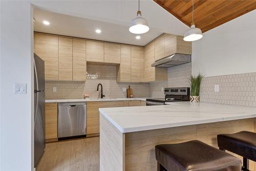 303-2100 43 Avenue, Vernon, BC - Indoor Photo Showing Kitchen With Upgraded Kitchen