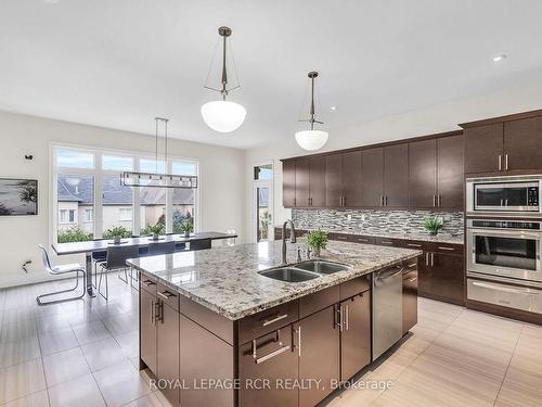 30 Longthorpe Crt, Aurora, ON - Indoor Photo Showing Kitchen With Double Sink With Upgraded Kitchen