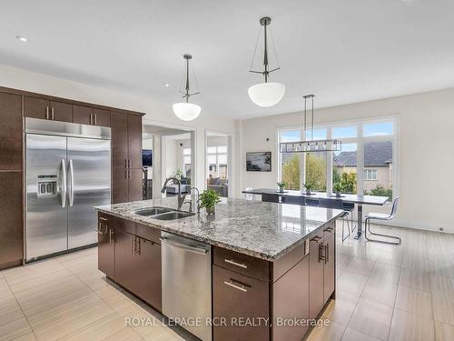 30 Longthorpe Crt, Aurora, ON - Indoor Photo Showing Kitchen With Double Sink With Upgraded Kitchen