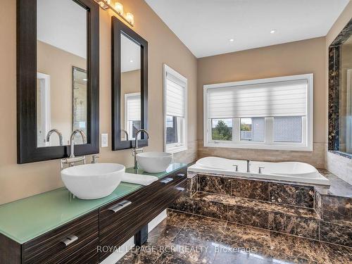 30 Longthorpe Crt, Aurora, ON - Indoor Photo Showing Bathroom