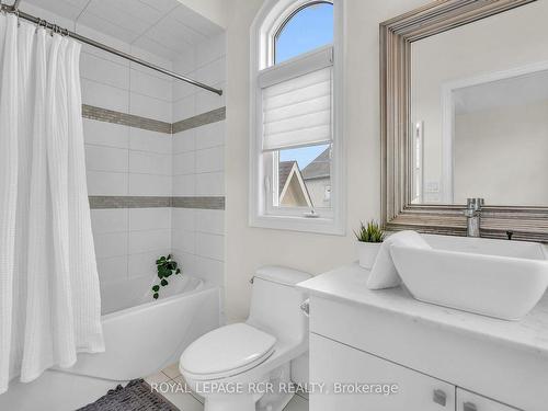 30 Longthorpe Crt, Aurora, ON - Indoor Photo Showing Bathroom