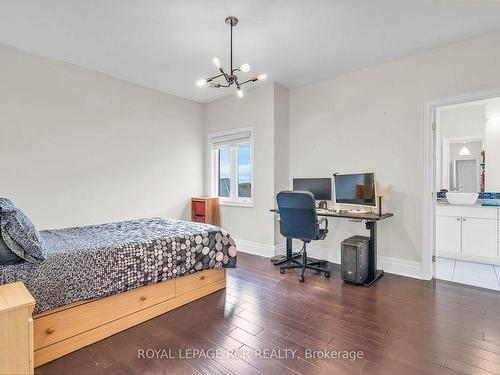 30 Longthorpe Crt, Aurora, ON - Indoor Photo Showing Bedroom